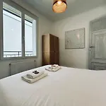 Jadart T3 Avec Balcon Au Pied De La Cathedrale